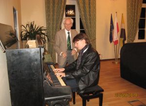 Po koncercie Grzegorz Niemczuk zagrał jeszcze na zabytkowym pianinie z początku lat osiemdziesiątych XIX wieku.  Fot. Zenobia Kulik.